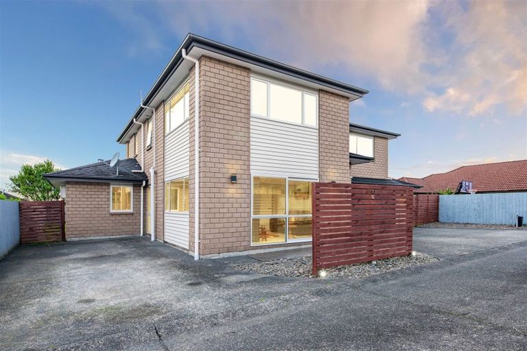 Photo of property in 1c Babich Road, Henderson Valley, Auckland, 0614