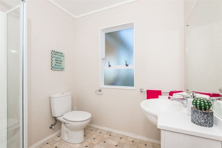 Photo of property in 17 Maracas Crescent, Grenada Village, Wellington, 6037