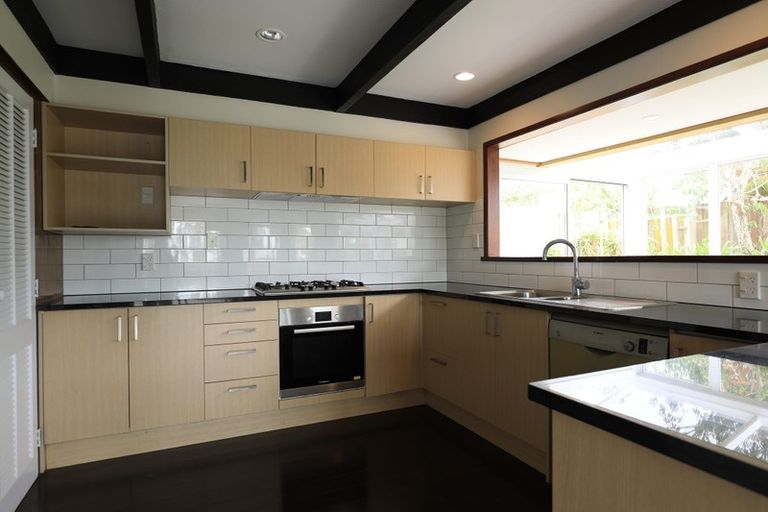Photo of property in 118 Glenmore Road, Sunnyhills, Auckland, 2010