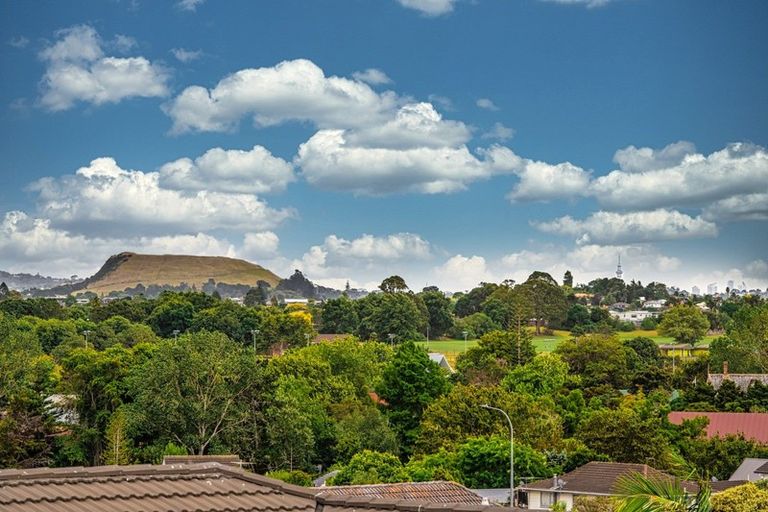 Photo of property in 28 Lewisham Street, Highland Park, Auckland, 2010