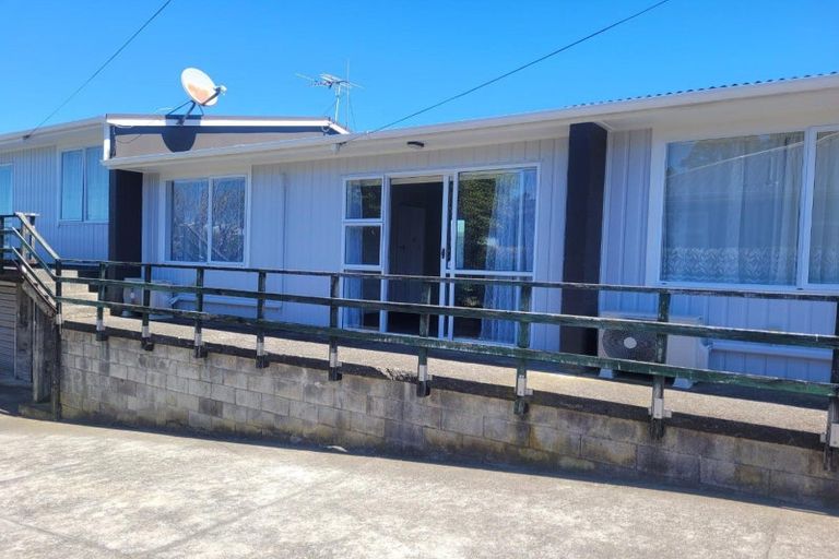 Photo of property in 8 Simons Street, Moturoa, New Plymouth, 4310