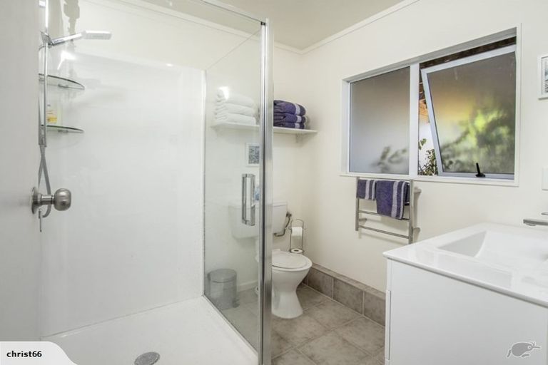 Photo of property in 27a Eastglen Road, Glen Eden, Auckland, 0602