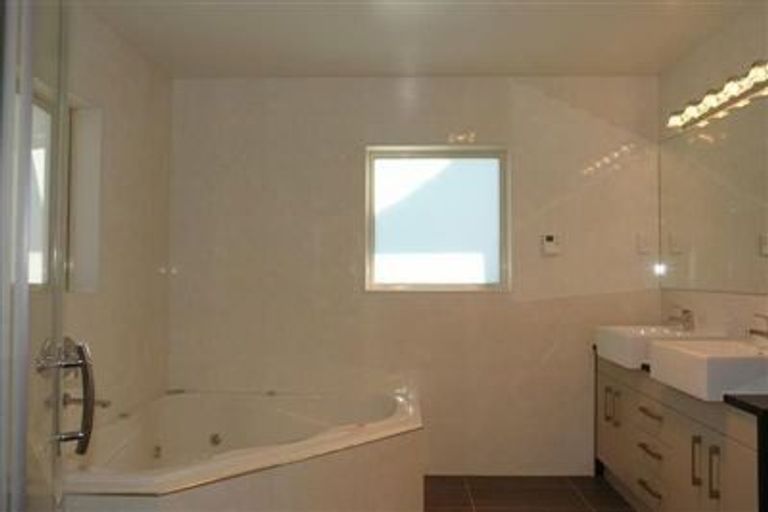 Photo of property in 32 Bur Oak Terrace, Schnapper Rock, Auckland, 0632