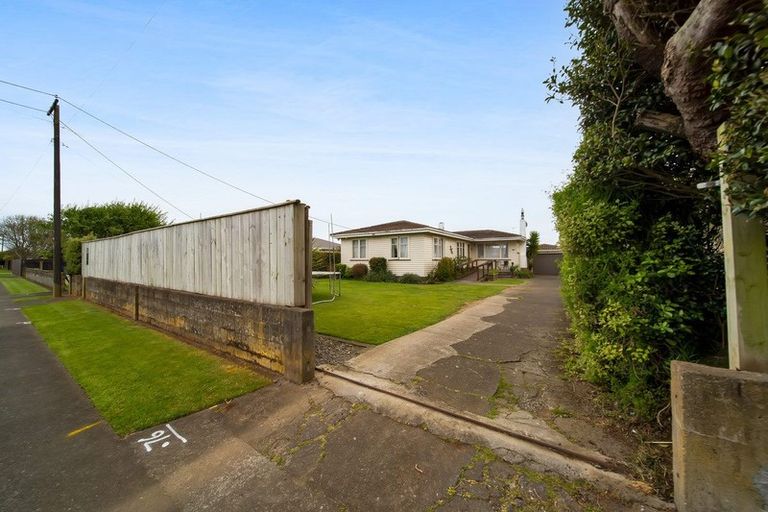 Photo of property in 51 Turuturu Road, Hawera, 4610