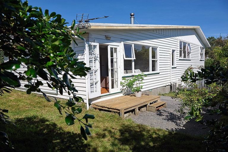 Photo of property in 17 Horokiwi Road West, Newlands, Wellington, 6037