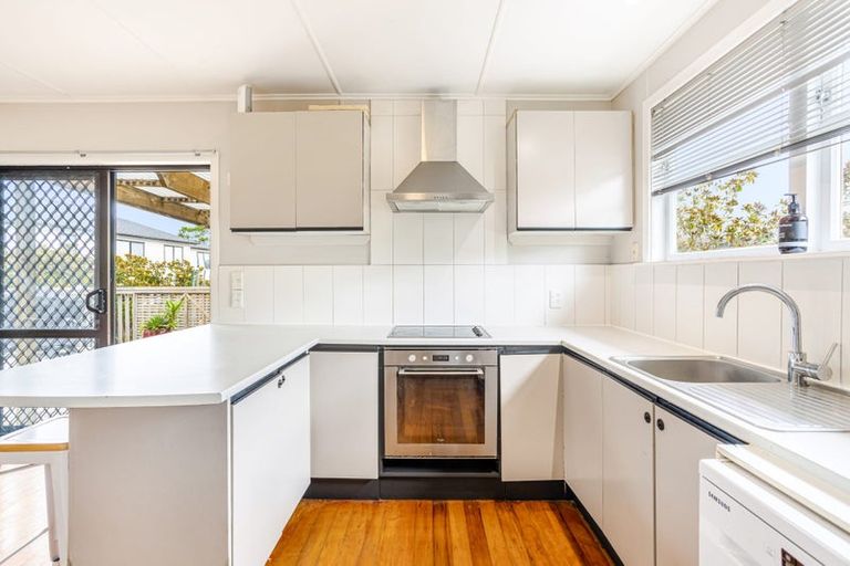 Photo of property in 14 Thomas Avenue, Te Atatu Peninsula, Auckland, 0610