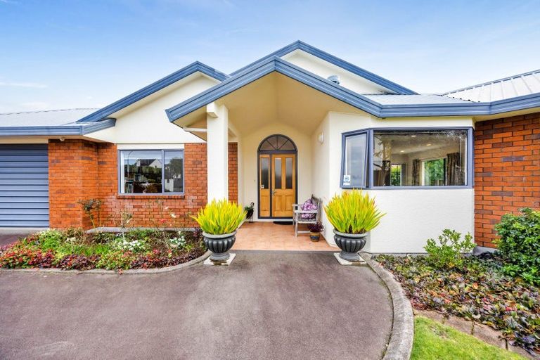 Photo of property in 10 Taylor Place, Merrilands, New Plymouth, 4312