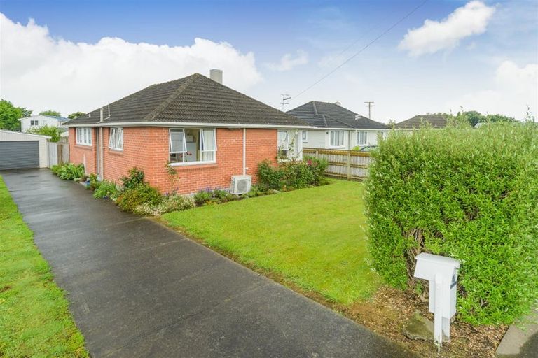 Photo of property in 27 Holland Crescent, Bulls, 4818