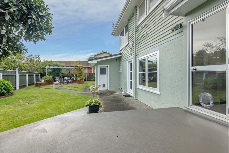 Photo of property in 1 Athlone Place, Hokowhitu, Palmerston North, 4410