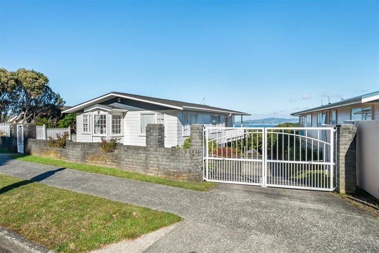 Photo of property in 24 Cypress Drive, Maungaraki, Lower Hutt, 5010