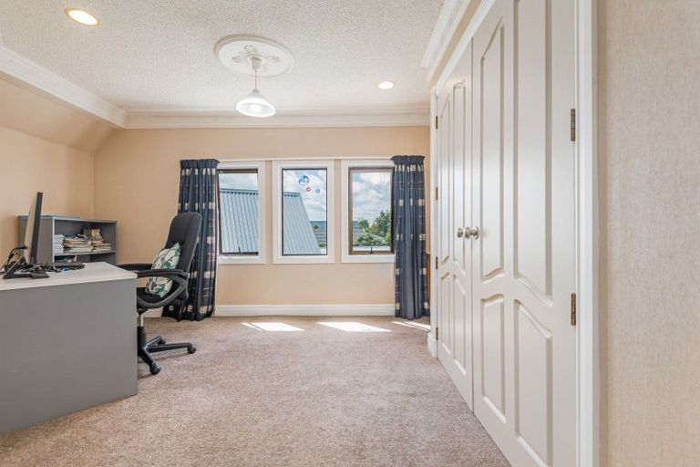 Photo of property in 21 Springdale Grove, Fitzherbert, Palmerston North, 4410