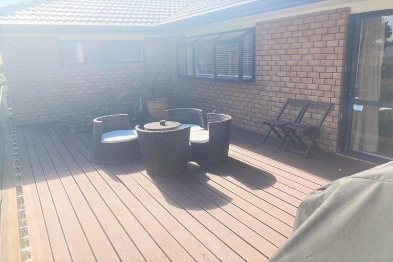 Photo of property in 2 Cesari Place, West Harbour, Auckland, 0618