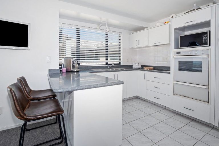 Photo of property in 1/156 Marine Parade, Mount Maunganui, 3116