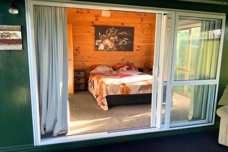 Photo of property in 1 Alexander Road, Waikanae, 5036