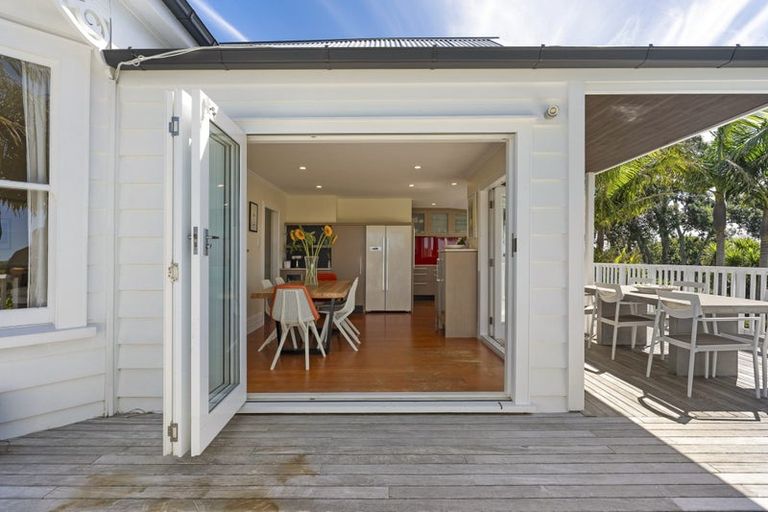 Photo of property in 46 Waterview Road, Stanley Point, Auckland, 0624