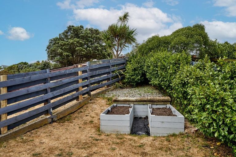 Photo of property in 30 Colchester Crescent, Newlands, Wellington, 6037