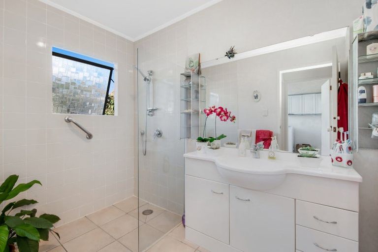 Photo of property in 5 Edgewater Grove, Orewa, 0931