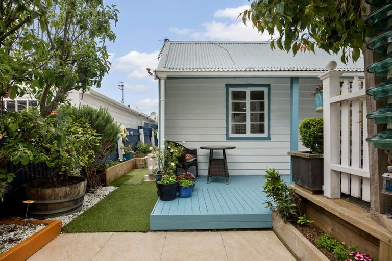 Photo of property in 5 Torless Terrace, Thorndon, Wellington, 6011