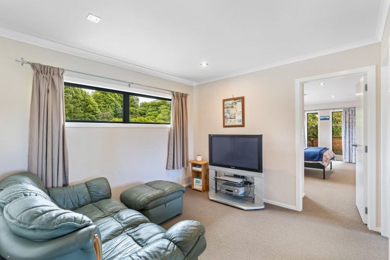 Photo of property in 11a Montrose Place, Highlands Park, New Plymouth, 4312