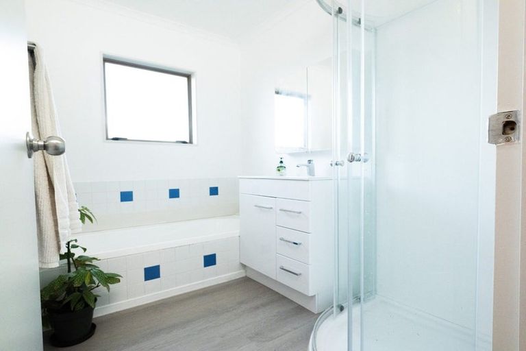 Photo of property in 25 Loughanure Place, Massey, Auckland, 0614