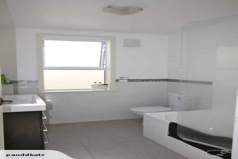 Photo of property in 121 Onepu Road, Lyall Bay, Wellington, 6022