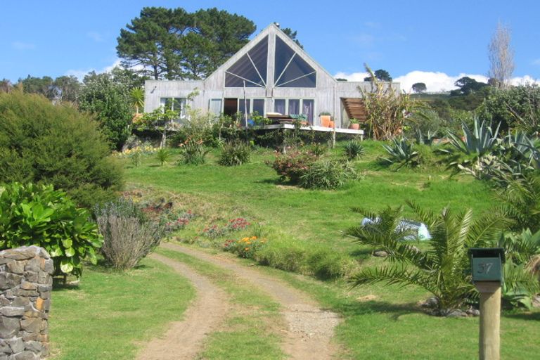 Photo of property in 37 Cuvier Crescent, Kuaotunu West, Whitianga, 3592