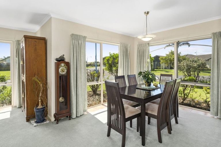 Photo of property in 2 Mcleod Place, Papamoa Beach, Papamoa, 3118