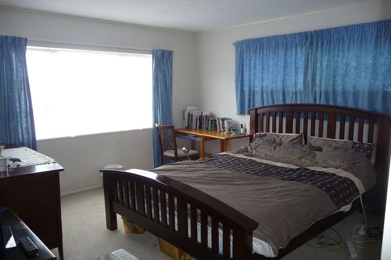 Photo of property in 2/16 Ronald Macken Place, Windsor Park, Auckland, 0632
