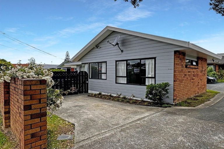 Photo of property in 1/12 Shakespeare Road, Milford, Auckland, 0620