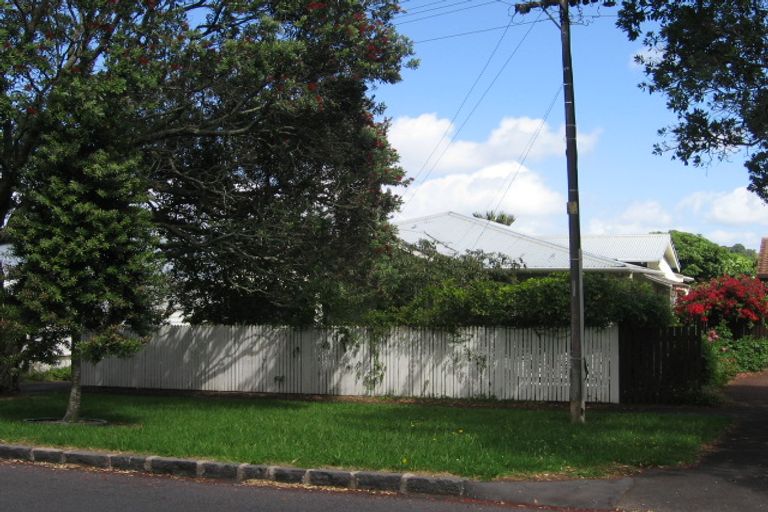 Photo of property in 17 Aratonga Avenue, Greenlane, Auckland, 1051