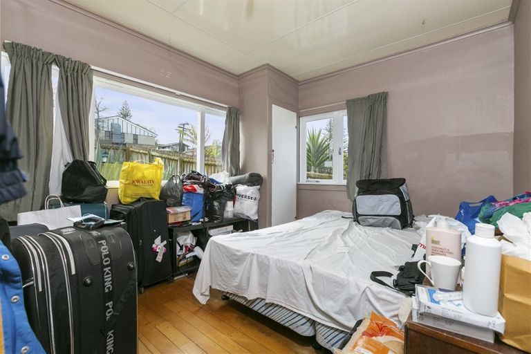 Photo of property in 17 Staveley Avenue, Mount Roskill, Auckland, 1041