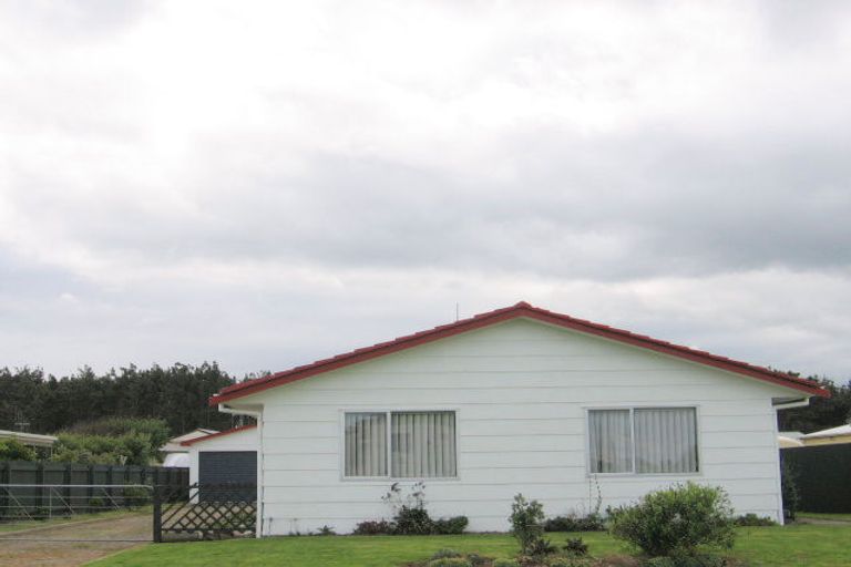 Photo of property in 19 Hennessy Street East, Foxton Beach, Foxton, 4815
