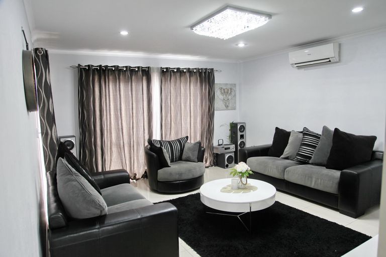 Photo of property in 22 Ashmere Lane, Weymouth, Auckland, 2103