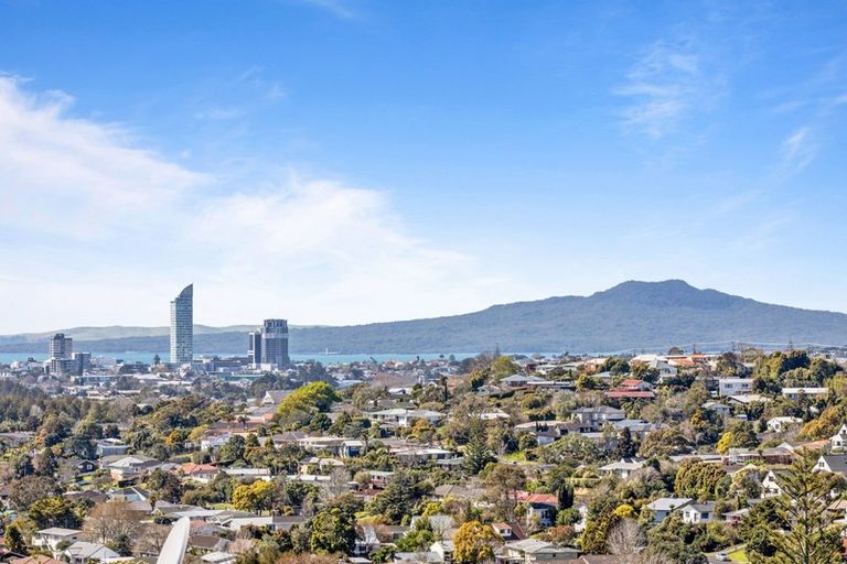 Photo of property in 13 Mcdowell Crescent, Hillcrest, Auckland, 0627