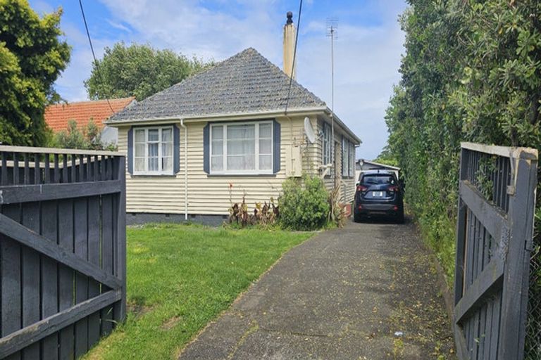 Photo of property in 185 Egmont Street, Patea, 4520