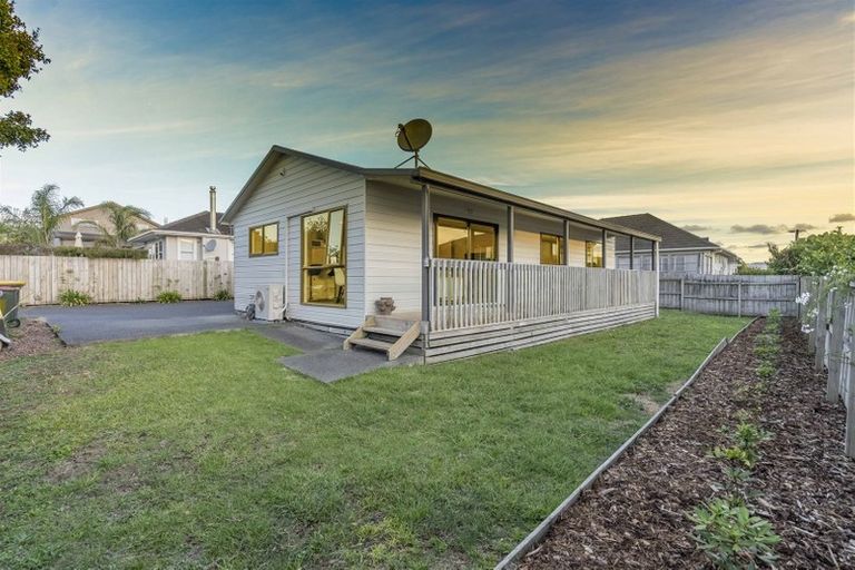 Photo of property in 25a Dawnhaven Drive, Te Atatu Peninsula, Auckland, 0610