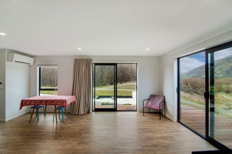 Photo of property in 28 Hayes Creek Road, Lake Hayes Estate, Queenstown, 9304