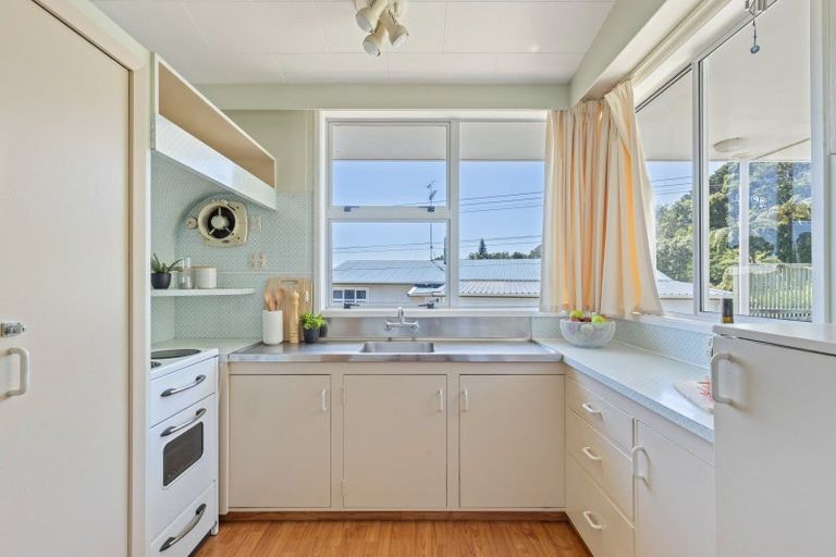 Photo of property in 29 Awanui Street, Merrilands, New Plymouth, 4312