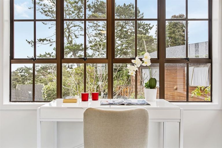 Photo of property in 7 Glen Vista Place, Bayview, Auckland, 0629