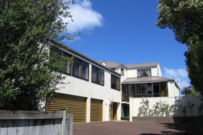 Photo of property in 77 Stanley Point Road, Stanley Point, Auckland, 0624