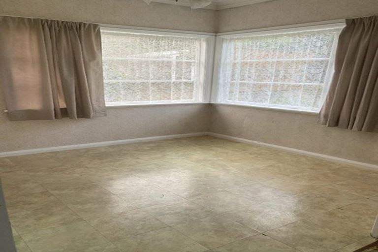 Photo of property in 17 Raroa Terrace, Tawa, Wellington, 5028