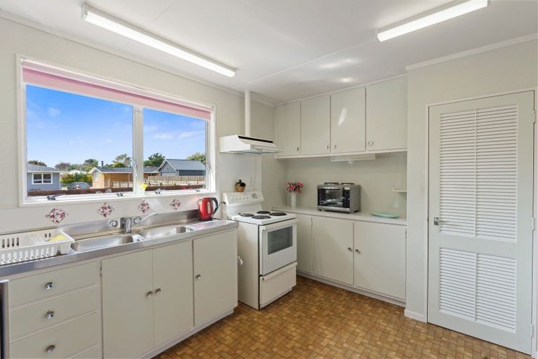 Photo of property in 8a-b Sharda Grove, Paraparaumu Beach, Paraparaumu, 5032