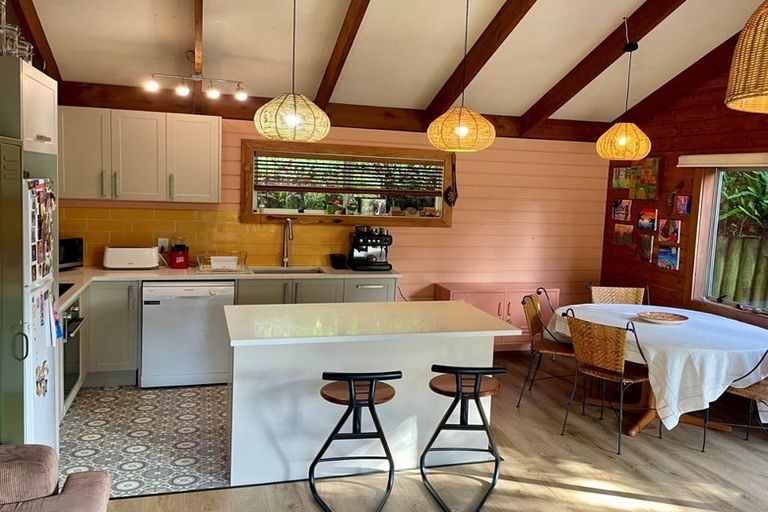 Photo of property in 148 Laingholm Drive, Laingholm, Auckland, 0604