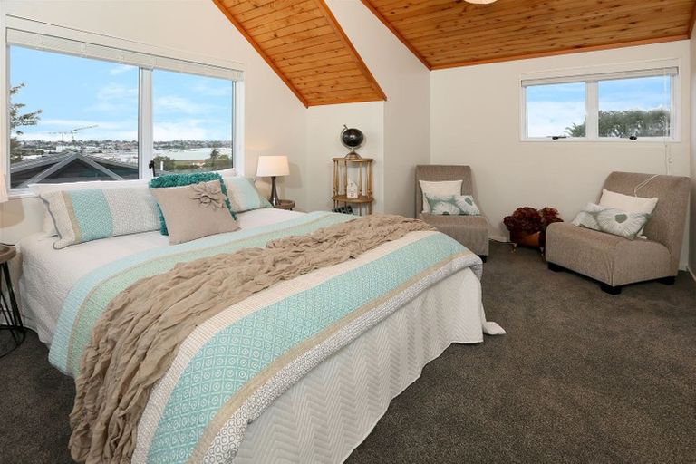 Photo of property in 2/37 Rhinevale Close, Henderson, Auckland, 0612