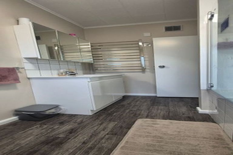 Photo of property in 11 Miles Crescent, Newlands, Wellington, 6037