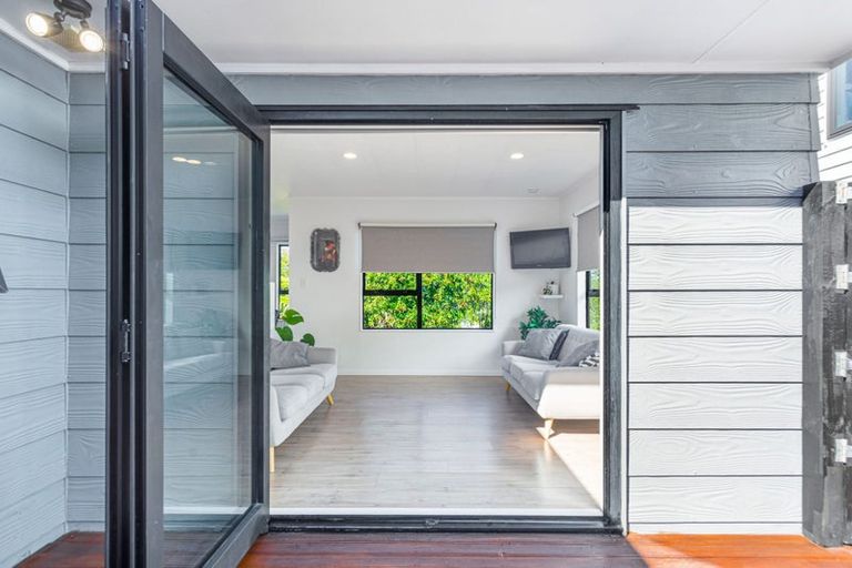 Photo of property in 10 Amery Place, West Harbour, Auckland, 0618