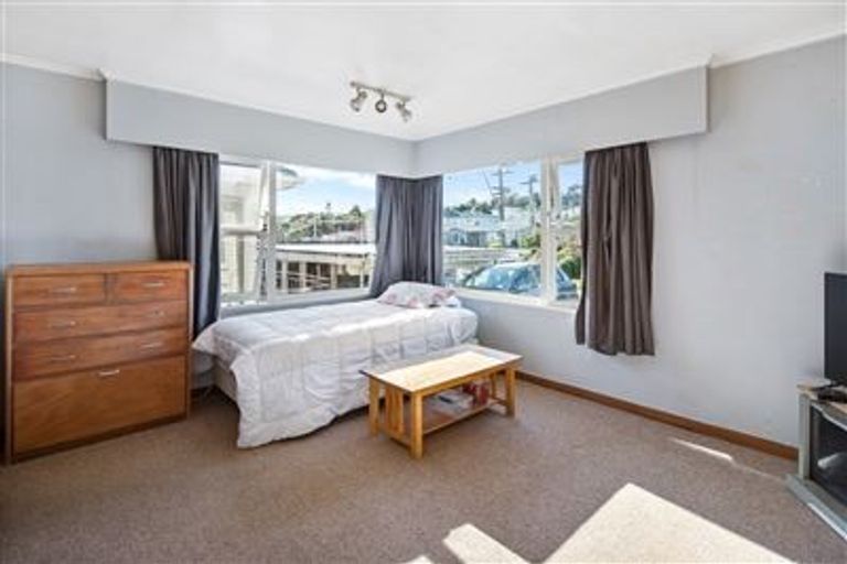 Photo of property in 37 Kenmore Street, Newlands, Wellington, 6037