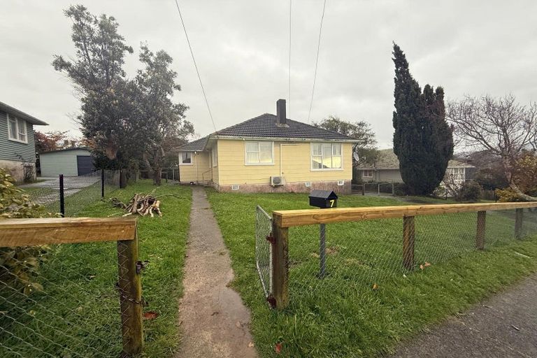 Photo of property in 7 Cumberland Grove, Cannons Creek, Porirua, 5024