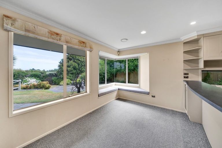Photo of property in 2 Orlando Close, Frankleigh Park, New Plymouth, 4310