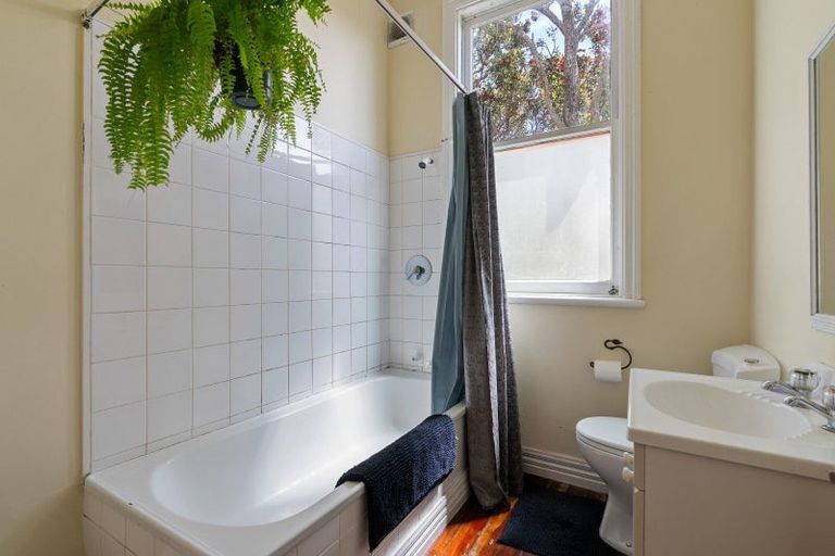 Photo of property in 25 Sutherland Crescent, Melrose, Wellington, 6023